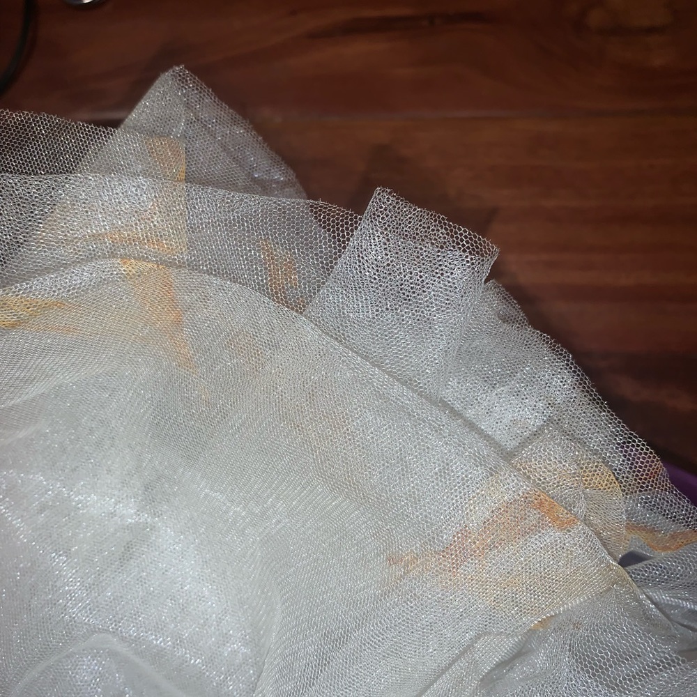 White flower girl dress with flower petals - Picture 4 of 5